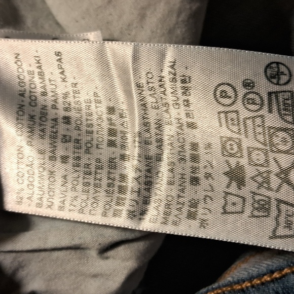 Levi's woman size 33 Capri jean shorts - Picture 5 of 6